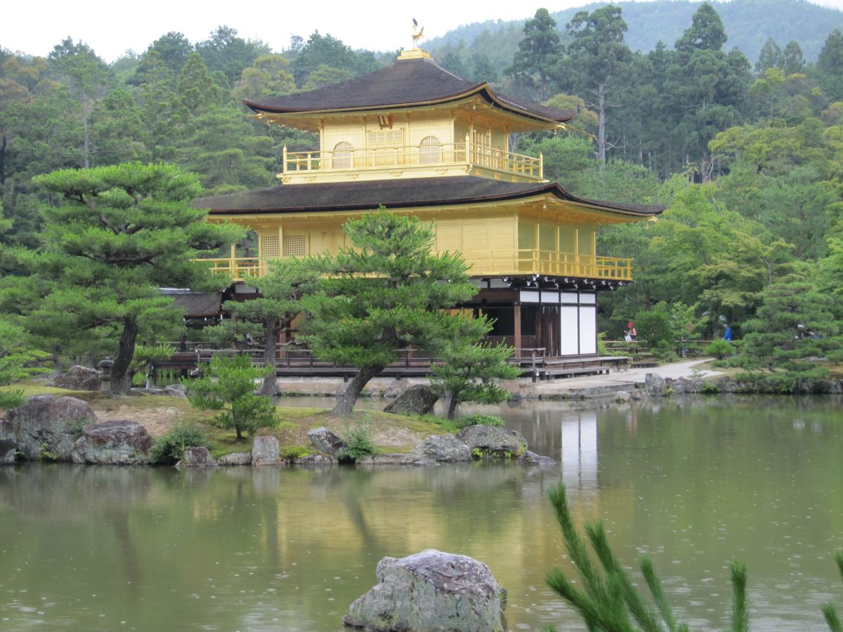 金阁寺,作为京都最著名的景点之一,一年到头总是人满为患,推荐寺院