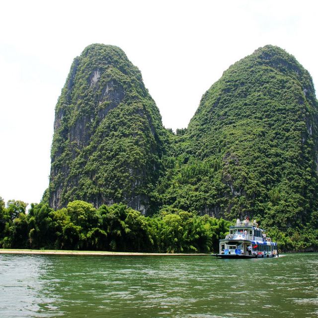 漓江风景区是世界上规模最大,风景最美的岩溶山水游览区之一.