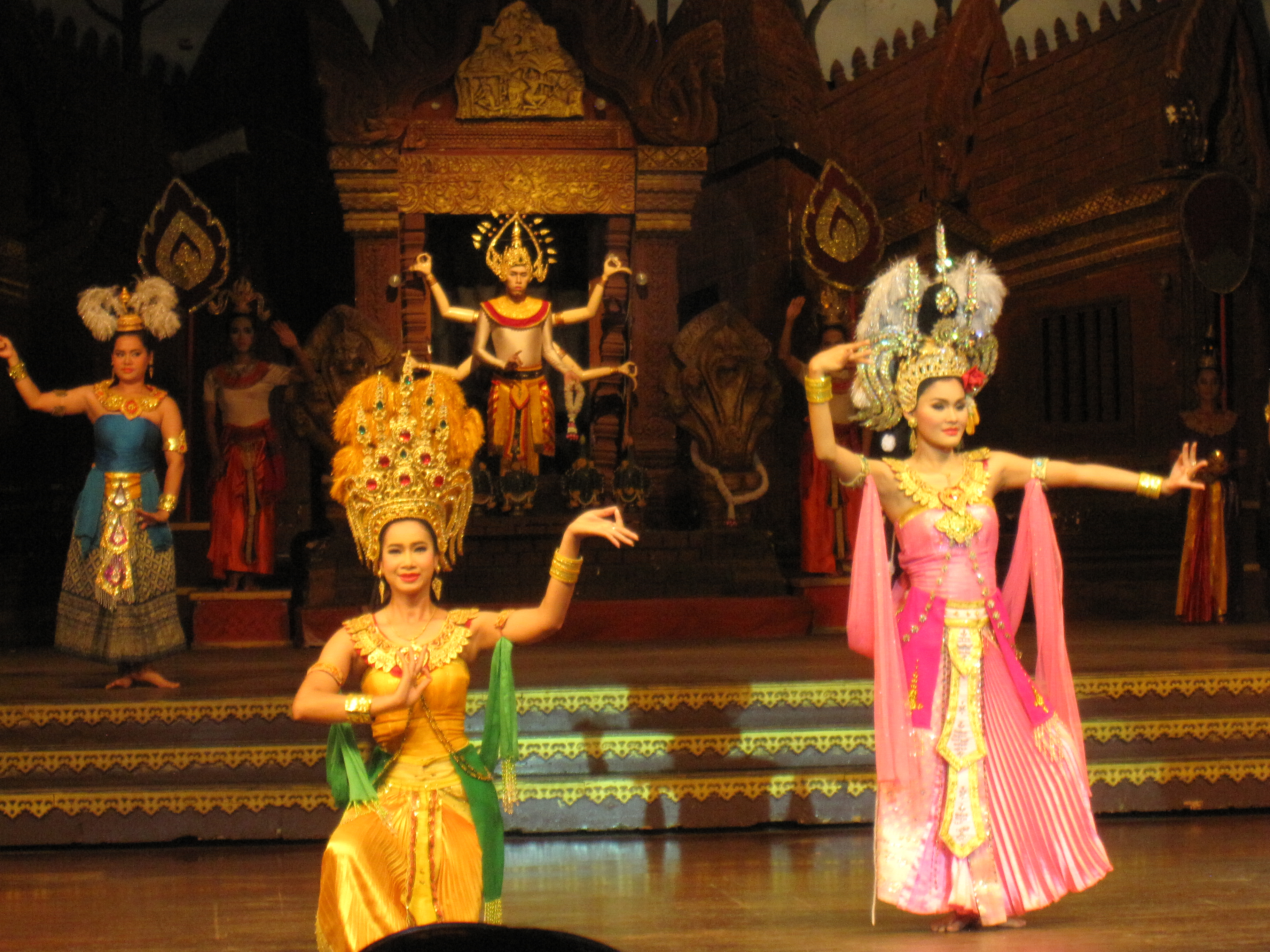 观看泰国歌舞表演