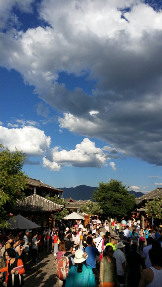  就算到晚上七点多了,丽江的天空