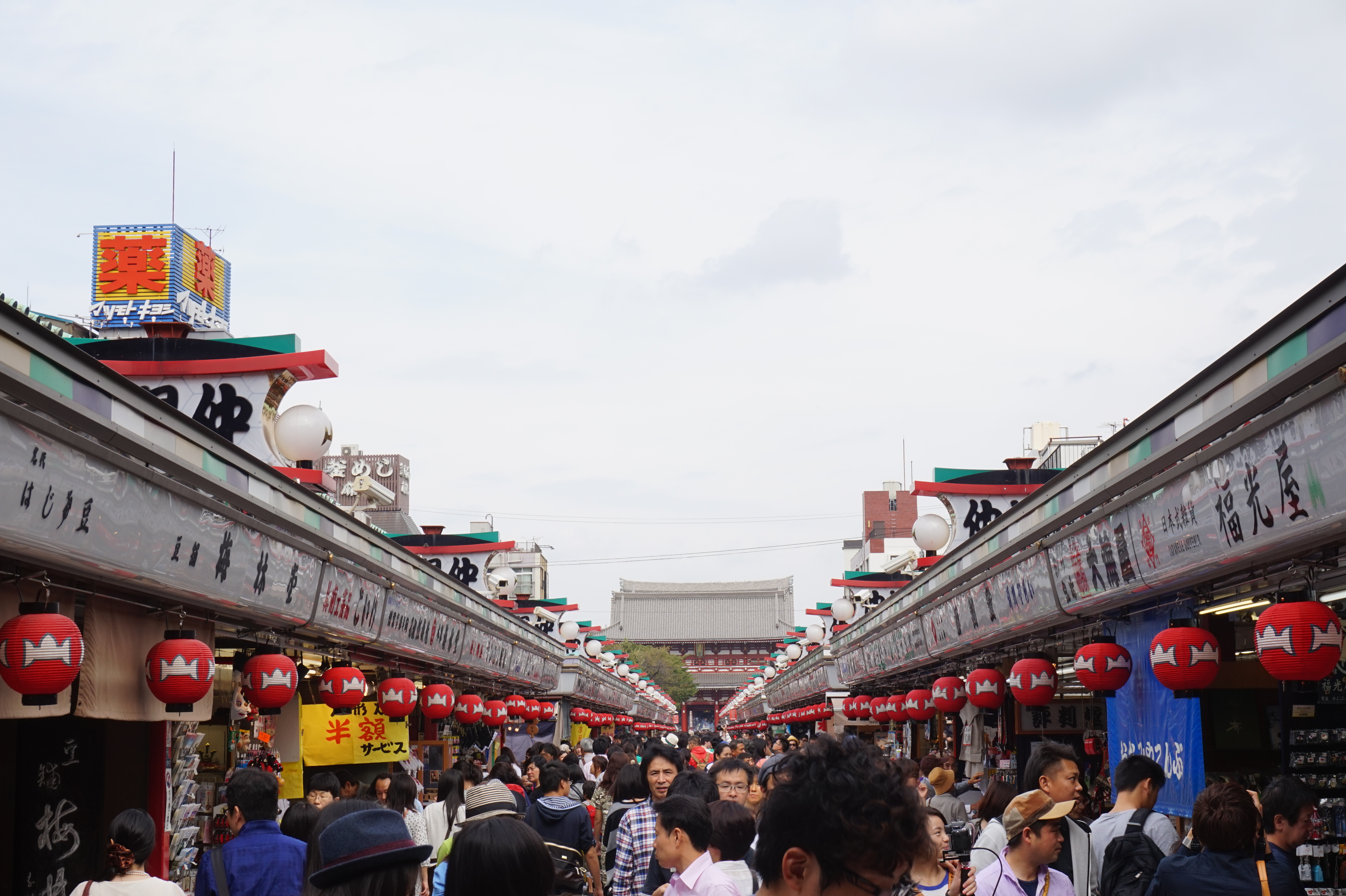 从雷门到浅草寺的商业街有很长历史了.人丝毫不比筑地市场的少.