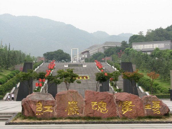 然而红色景区却给我留下了到重庆后最不 瓷器口很多公交车车都到红岩
