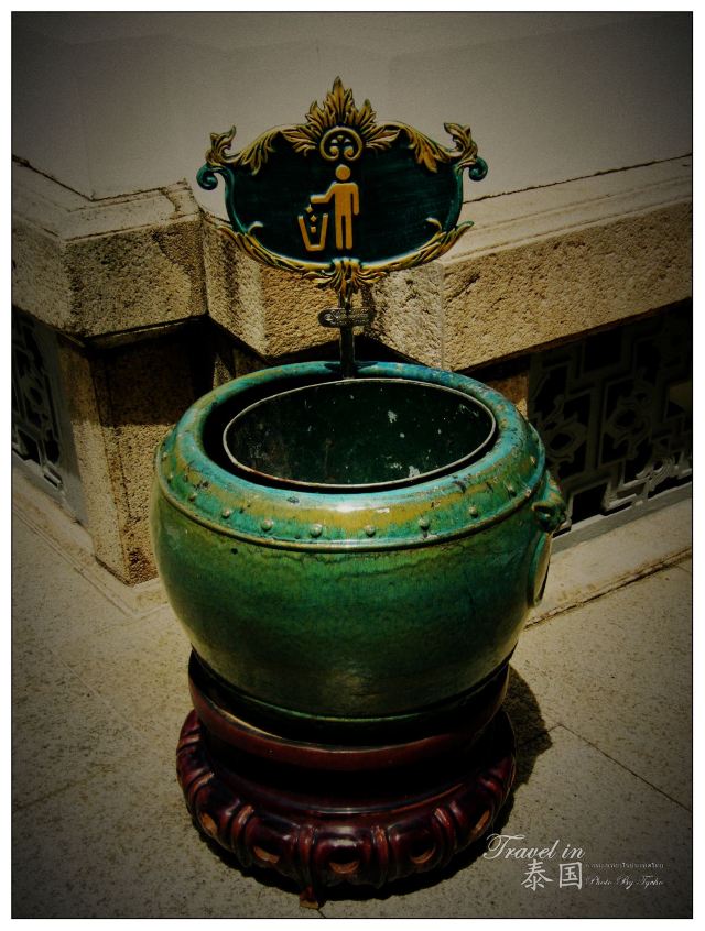 郑信(披耶达信),1734年生于暹罗阿瑜陀耶城。郑信出生不久,其父郑达即去世。郑信出生后体型异于常人,即以脐为中心,由头至脚长度,与两手之间的长度相等,乃佛祖生前体型。因此之故,首相昭披耶节基讶郑信之生,为伟人之降生。适郑信之父郑达死,遂收郑信为义子。这是郑信日后辉煌腾达的主要原因。。 首相视郑信为己出,稚年即介绍入宫廷为御待,7岁住于佛寺攻读(其时佛寺即学校)。毕业后,由首相奏奉毋隆葛皇帝为内待,13岁入宫成为暹罗宫廷侍卫,长成以後从政,先任巡抚官,代表国王到泰北各城巡察,判决有关案件,为民伸冤除害,建