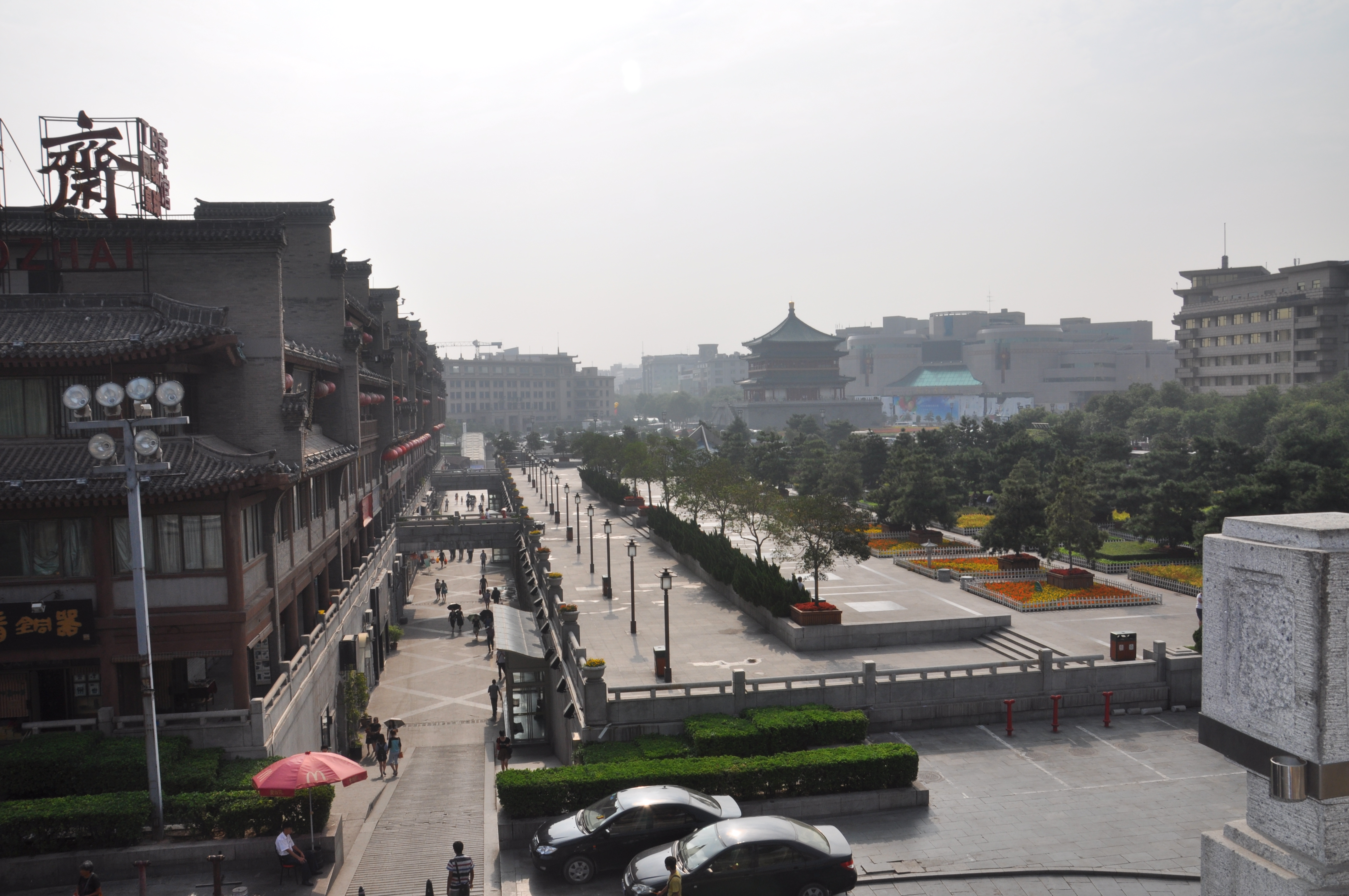 在鼓楼上看鼓楼广场 西安钟楼,鼓楼