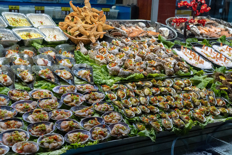 ，新鲜劲儿就别提了，点上一些，再配上小啤酒，完美的夜生活莫过于此。 巷子里的小吃琳琅满目，胃口有限