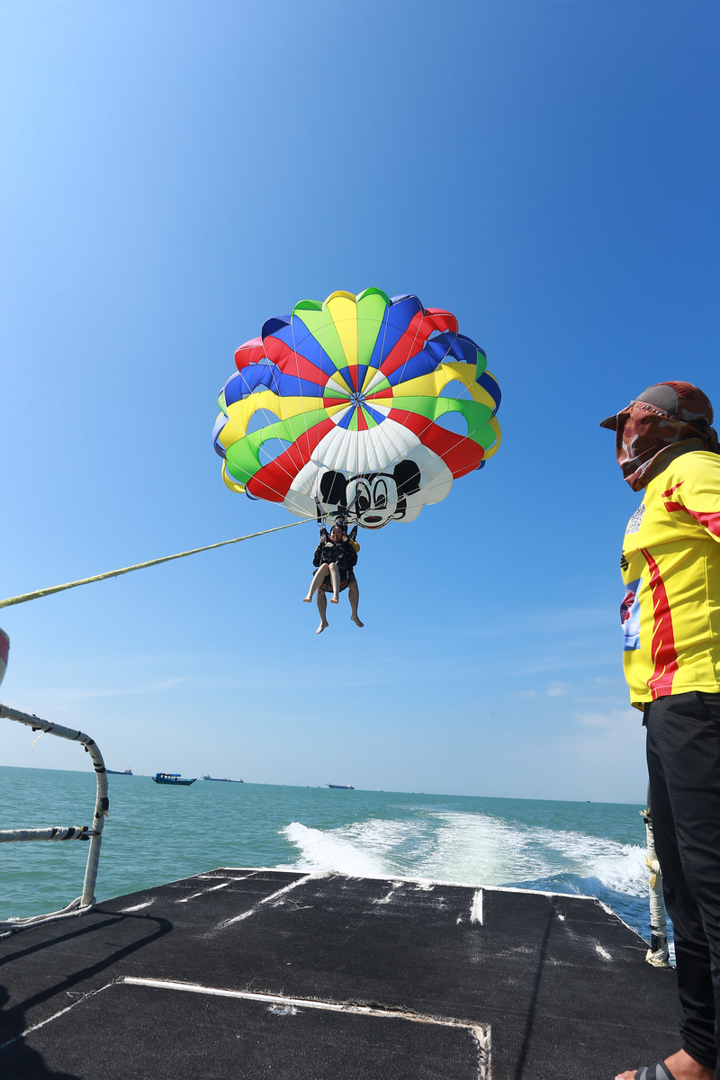 惠州双月湾度假必玩项目:海上拖伞