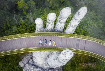 巴拿山自助游：黄金桥 + 缆车 + 私人接送（可选午餐、可选优先通行证）【从您位于岘港的酒店到巴拿山的私人往返接送服务——您可以按照自己的节奏，舒适私密地旅行（无导游陪同） 乘坐打破世界纪录的巴拿山缆车，欣赏标志性的金桥，按照自己的节奏探索法国村、花园和梦幻乐园。 可选附加项目包括自助午餐和优先缆车票，让您的旅程更加顺畅。】