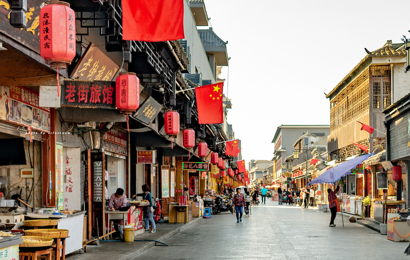 溱潼古镇还未完全商业化,且保存完好,有小溱湖巷,八仙桥巷等一大批