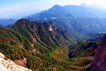 中国安徽安庆明堂山一日游【高空玻璃栈道、飞天玻璃桥】【岩体和古松形态各异，惟妙惟肖，峡谷幽深】
