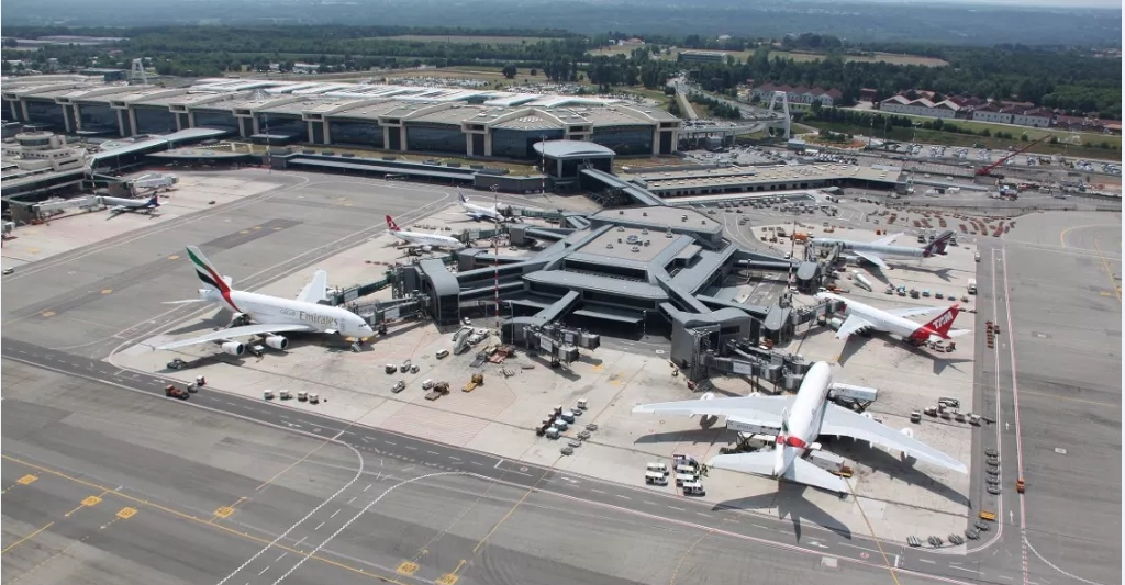 意大利米兰马尔彭萨机场机器人消毒 全程"无接触"