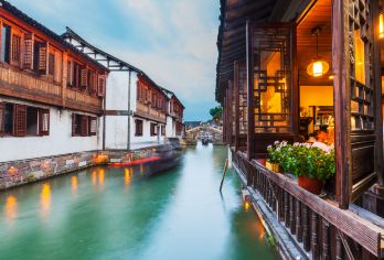 嘉兴乌镇东栅景区+南浔古镇一日游【纯玩市区上门接双5A水乡】【[品质保证]真纯玩，无购物环节，专职导游，一车到底，良心做产品，拒绝暴利，薄利多销】