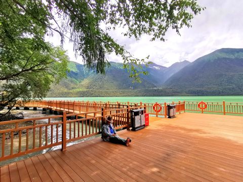 巴松措风景区