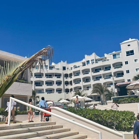 Cancún Luxury Beach Stay – 8 Days