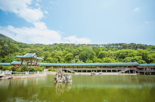 龙岳山  龙岳山有水有山,风景也算秀丽.