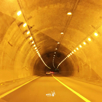 一大早从重庆赶往武隆,武隆地处重庆市东南边缘,乌江下游,武陵山与大