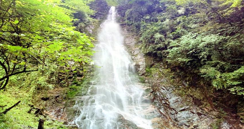 西岭雪山大飞水风景区