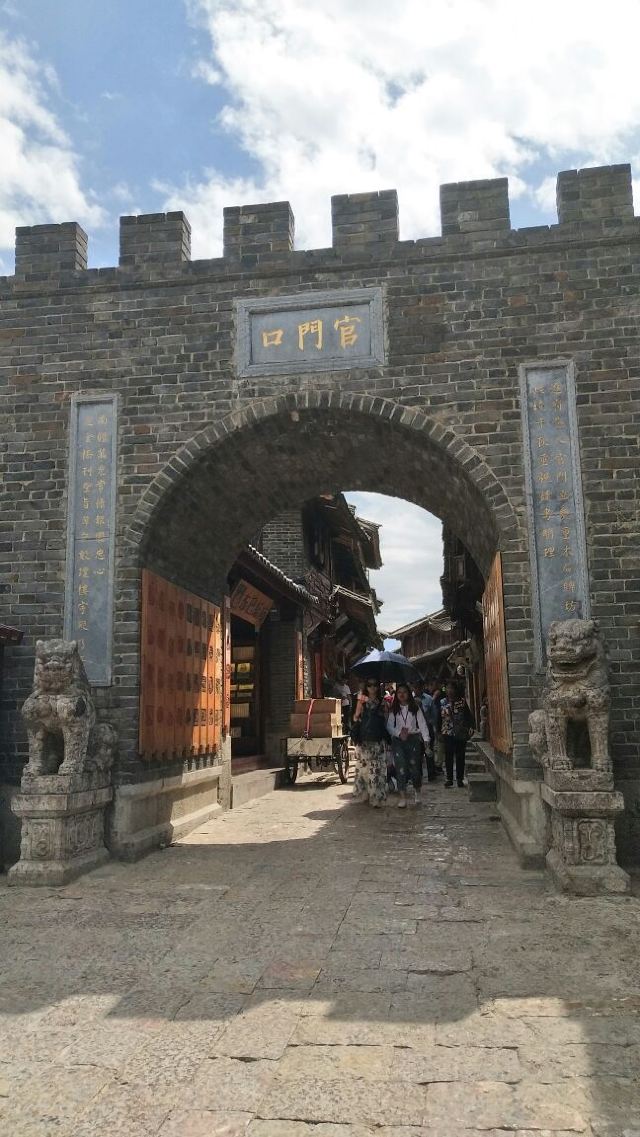 天雨流芳石牌坊