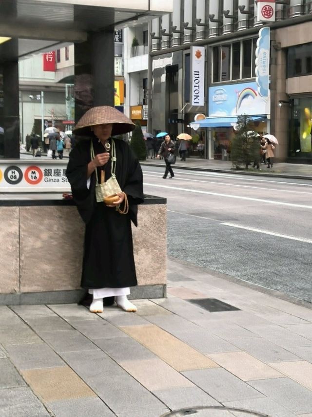 银座街头化缘的日本僧人