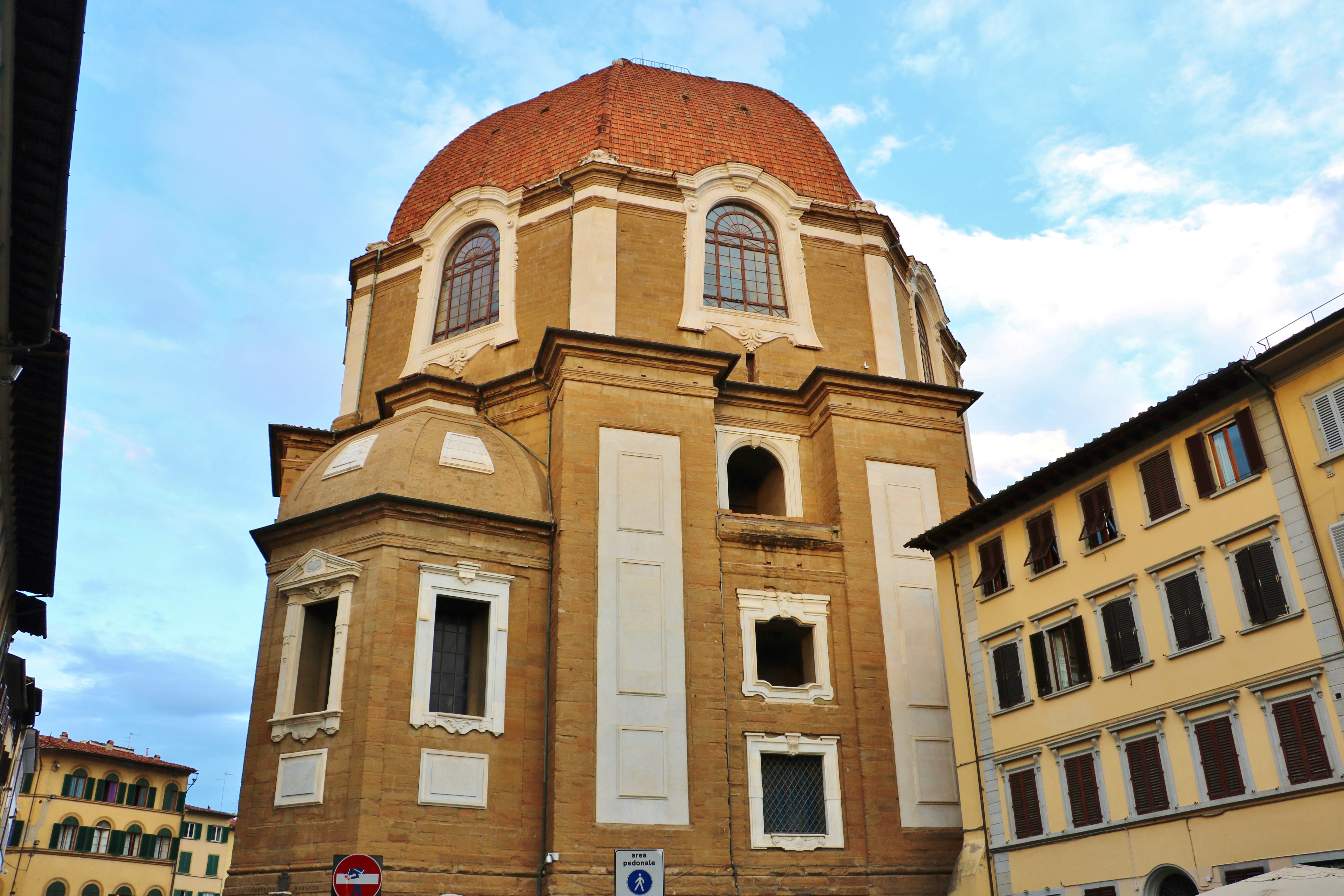 贡献内容拿大奖~基本信息简介:圣洛伦佐教堂曾是美第奇家族的专用教区