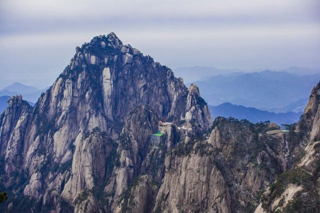 海拔1860米,為黃山第二高峰,與天都峰,蓮花峰並稱黃山三大主峰