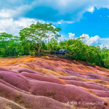 毛里求斯七色土+鳄鱼公园+大浪湾+天涯海角一日游【门票自理】