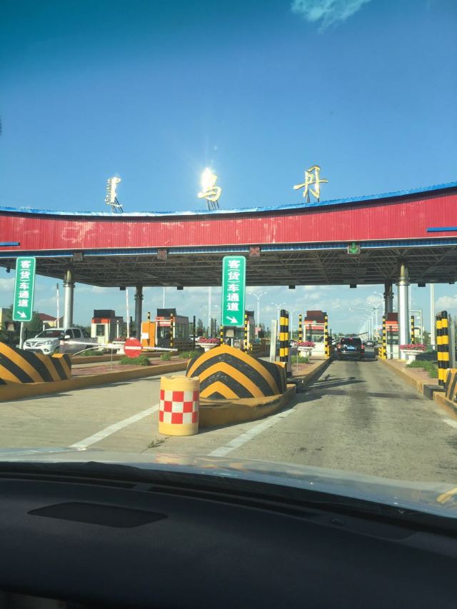 过了乌丹收费站,收费35元,我们来到翁牛特旗镇.