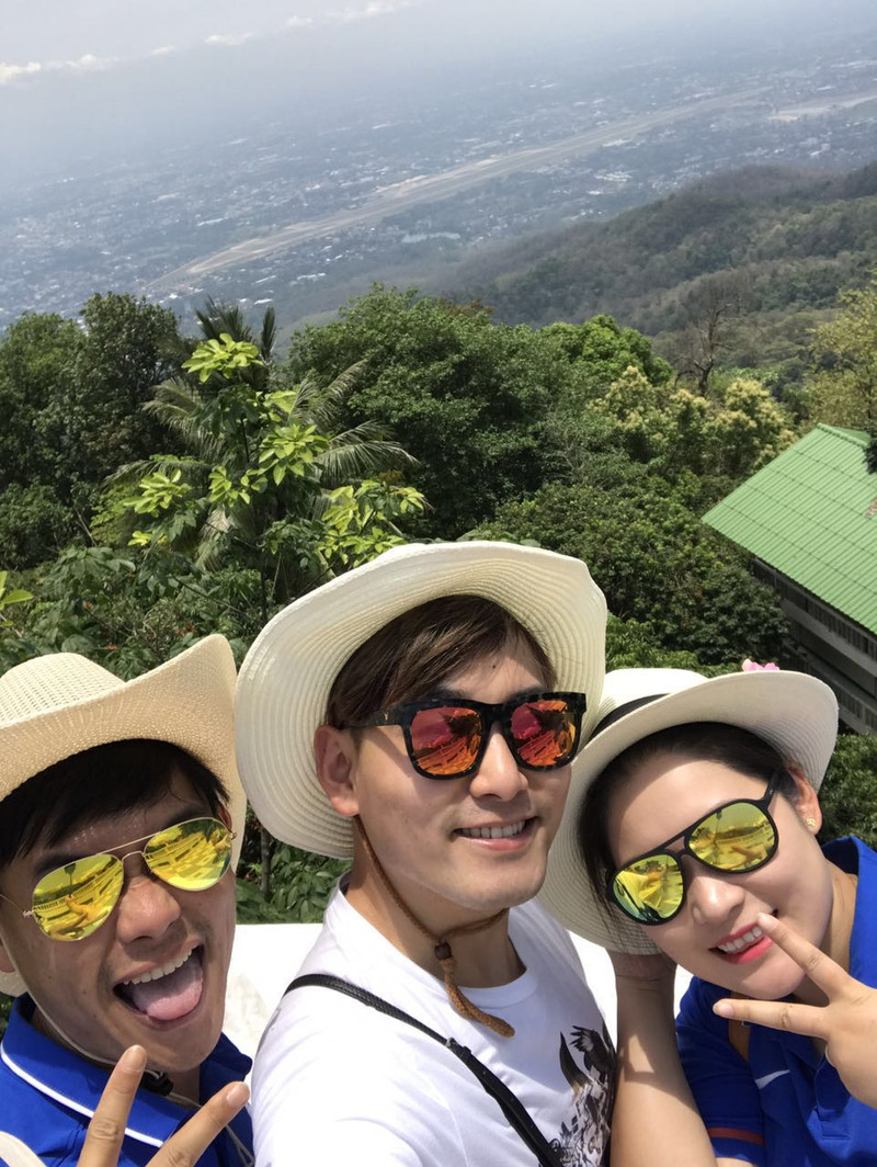 男的三个人的合影