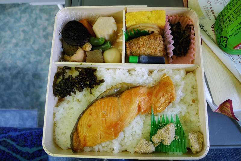 火车上的美食:比起国内的盒饭,为何日本的火车便当那么出名?