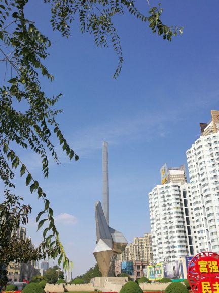 雄关广场