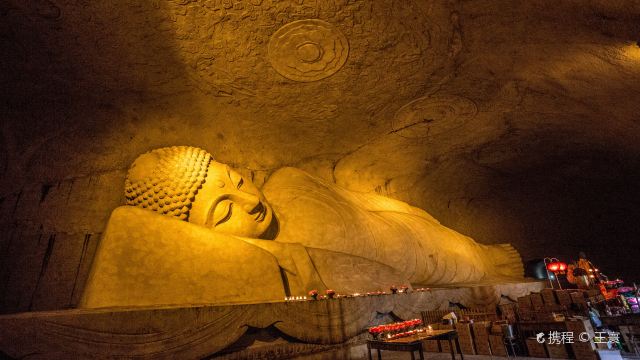除了最著名的弥勒造像,高达5层的大佛殿,还有木化石恐龙园,双林