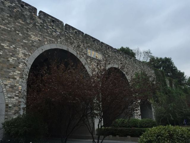 挹江门向南便是华严岗门,为2007年新开辟城门方便交通