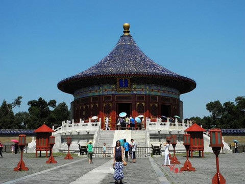 还有祈谷的祈谷坛,建筑有祈年殿,皇乾殿,祈年门等,中间有墙相隔.