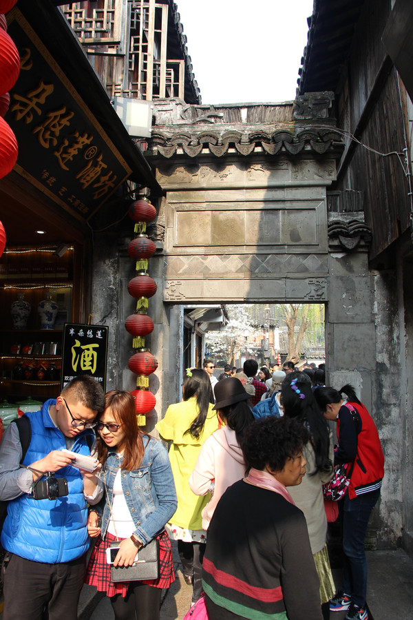 位于西塘西街路口靠近安境桥的西塘小吃街,尽管名为街,其实相当于这是