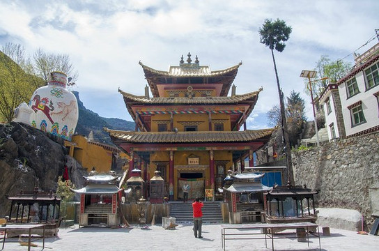 沿着小金川一路往丹巴走,河谷两岸除了盛开的梨花就是这些色彩夺目的