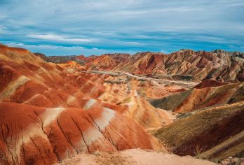 5元红包·七彩丹霞+平山湖大峡谷·可选含门票套餐·免费接送【张掖地质景两个都要！谁说只能二选一，丹霞地貌和红图层地貌样样都好看！赏七彩祁连、吹水蚀峡谷之风！】