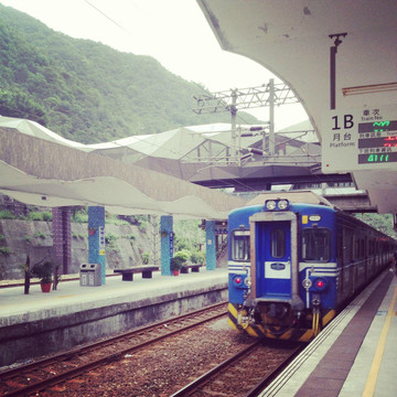 一种地方,一旦离开,思念便会像迷迭香,轻轻揉碎,弥漫开来,坐火车旅行