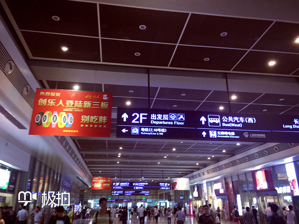 一小时后到达上海虹桥站,坐上地铁10号线或者2号线,按照指示牌,坐上