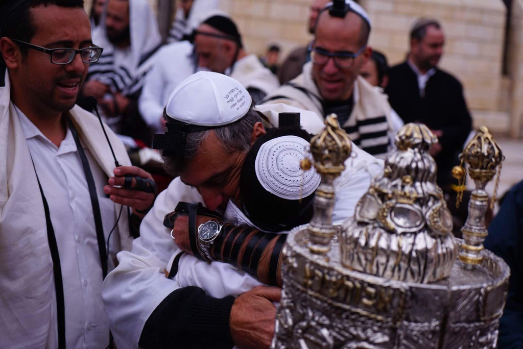 犹太人给13岁的孩童行「诫命之子」的成年礼,让这些孩童在公开仪式中