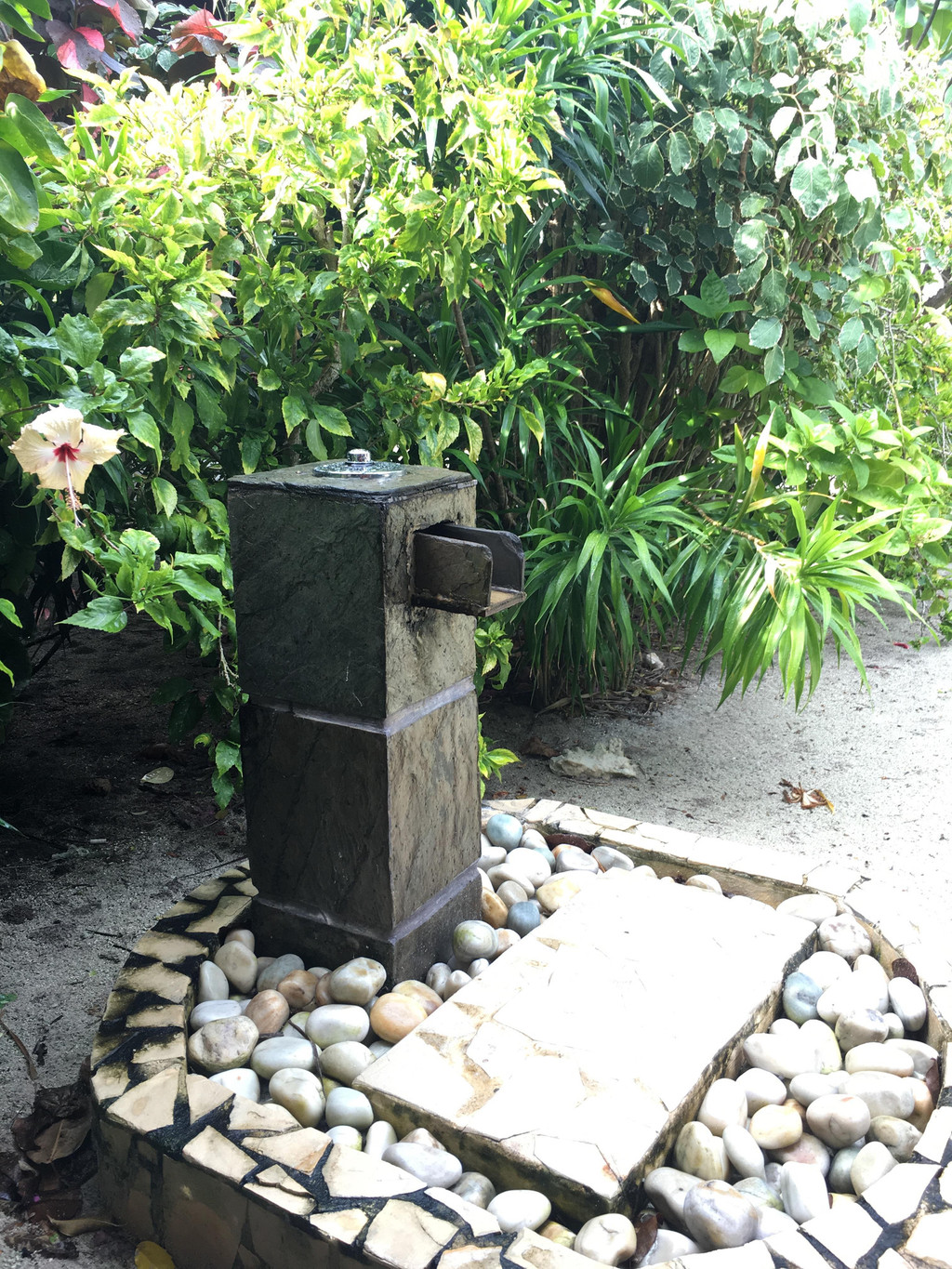          沙滩小屋门前用于冲脚的