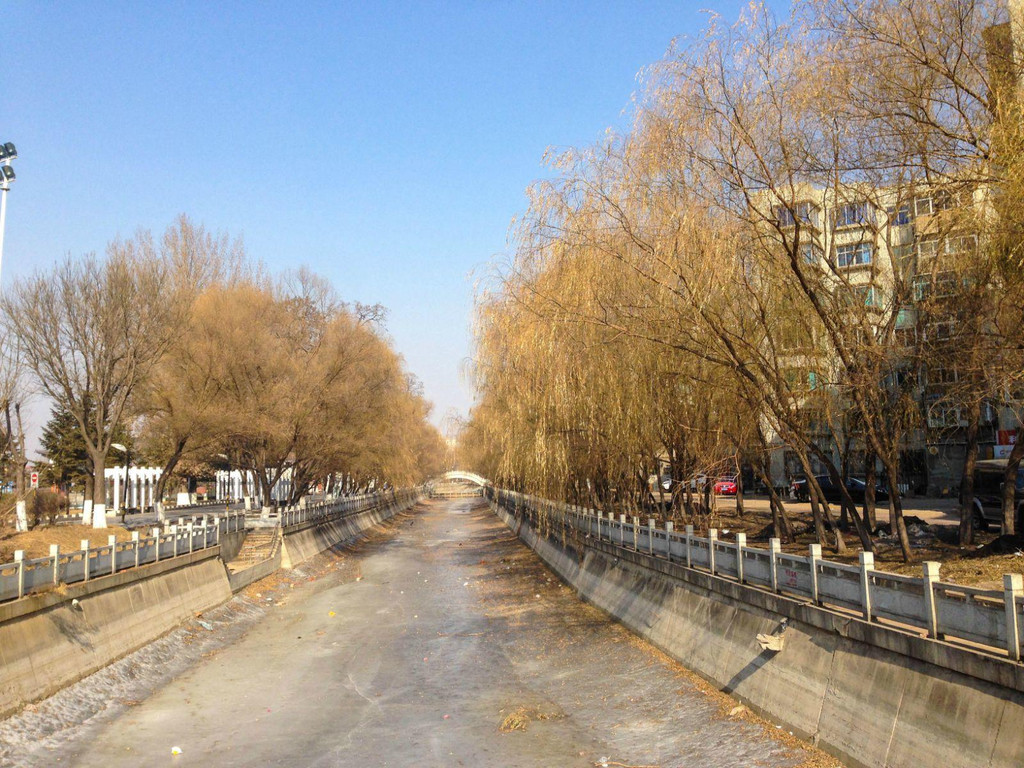 青年湖公園就在白塔公園旁邊,隔著一條護城河,裡面有許多兒童玩的器械