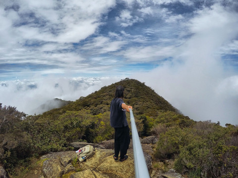 这已经是爬到半山腰了.