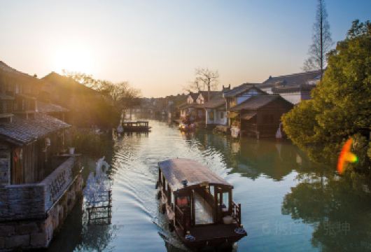 杭州出发嘉兴乌镇往返车费【东栅/西栅/南浔/西湖多产品可选】【[优选之旅、成团保障]本地旅行社，天天发团，自有导游，讲解风趣幽默不枯燥，贴心服务一整天！】