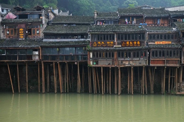 沱江邊的吊腳樓在風風雨雨的歷史長河中代表著一個地域民族的精魂