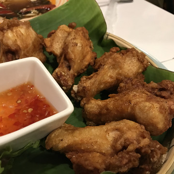 沾着泰式甜辣酱吃的炸鸡,硬菜一枚,好吃!