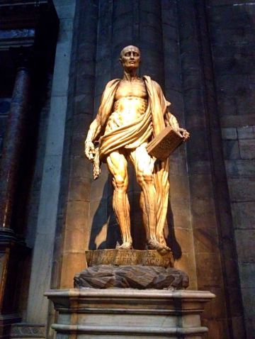 雕像身上的筋骨和肌肉十分逼真,圣巴多罗买一手拿书,身上披着自己的