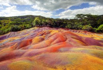 毛里求斯火山口+圣水湖+七色土一日游（山顶餐厅， 门票自理）【火山口，圣水湖，七色土毛岛经典景点】