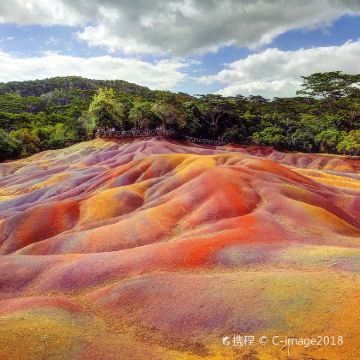 毛里求斯火山口+圣水湖+七色土一日游（山顶餐厅， 门票自理）