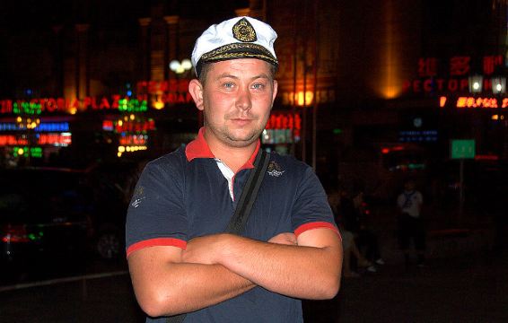 刚走进口岸大厦是遇见了苏联大汉身穿红色的t袖,头顶带着苏联军帽,看