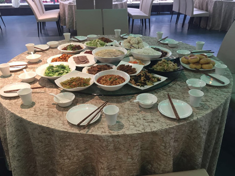 (2)中午的团餐 真是的已经很丰盛了,味道也不错.