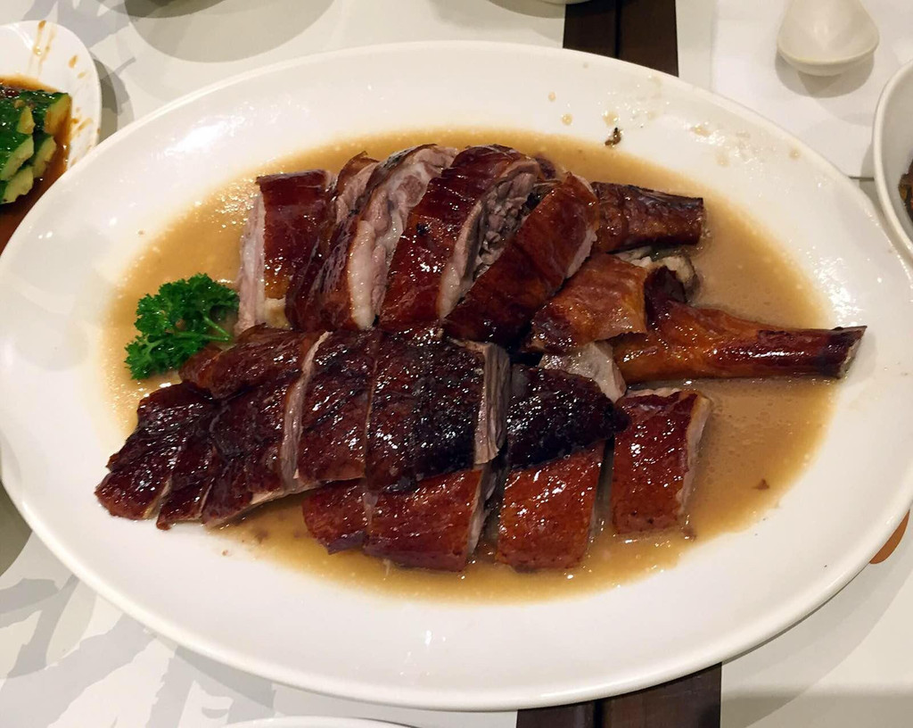 吃完烧鹅走到湾仔港口,到处都围着工地,正在修路,按照指示牌七拐八拐